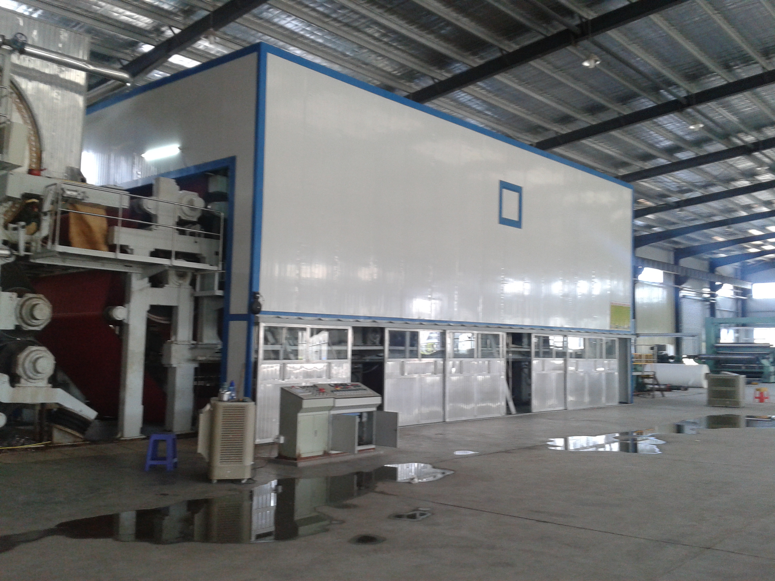 2012年7月，福建友發紙業膠帶原紙紙機順利出紙